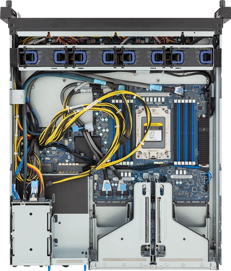 Servidor Edge GIGABYTE E243-E30-AAV1 – AMD EPYC 8004, 2U, 2x PCIe Gen5 GPUs, Fonte 1600W Titanium - Imagem 4